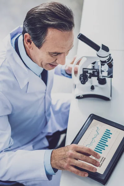 Yaşlı doktor raporları dizüstü bilgisayarda okuma