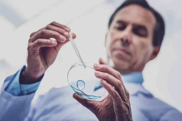 Bioingeniero experimentado de edad avanzada probando nuevos productos químicos — Foto de Stock