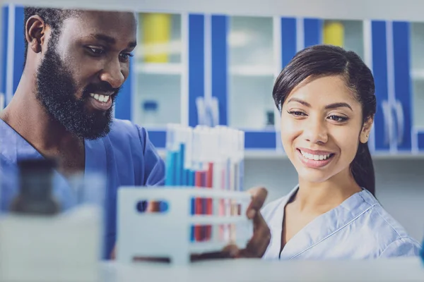 Joven química uniéndose a su novio en el laboratorio — Foto de Stock