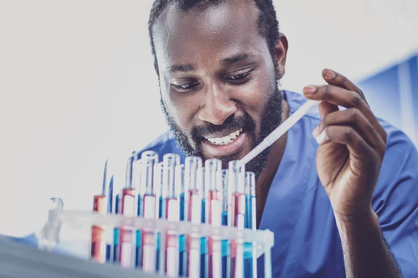 Joven biólogo de ojos oscuros trabajando en investigación — Foto de Stock