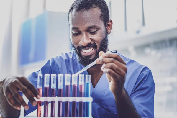 Σκούρα μαλλιά χημικός σε μπλε στολή χαμογελώντας — Φωτογραφία Αρχείου