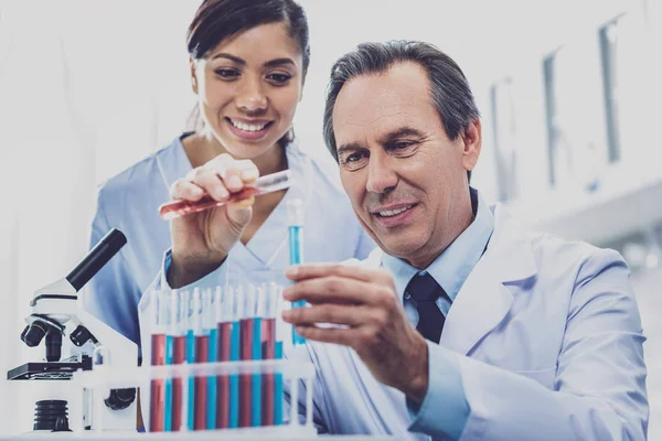 Çalışma onun Şef izlerken kadın biyolog