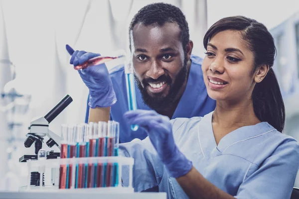 Un par de prometedores químicos disfrutando trabajando juntos — Foto de Stock