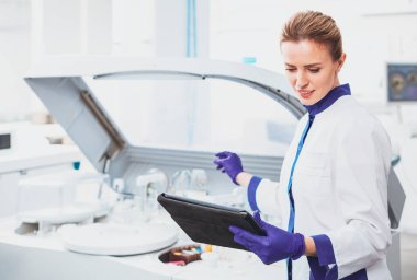 Neşeli bilim adamı onun Gadget'ı kullanma