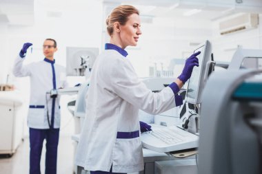 Özenli uygulayıcı bilgisayarını kullanarak