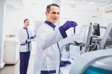 Olumlu memnun araştırmacı analiz yapıyor