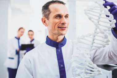 Portresi işçi tıbbi giyen üniforma memnun.