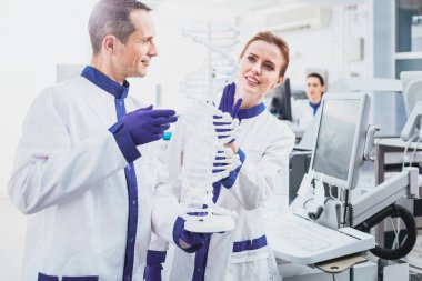 Yakışıklı tıbbi işçi Yardımcısı ile iletişim