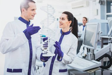 Neşeli hekimler hoş sahip konuşmak