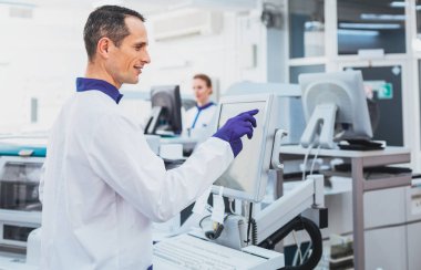 Memnun uygulayıcısı laboratuarda çalışmak