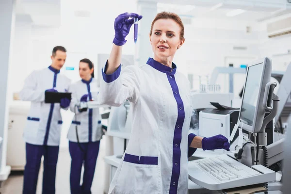 Asistente de laboratorio encantado trabajando con placer — Foto de Stock