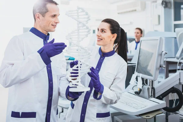 Neşeli hekimler hoş sahip konuşmak