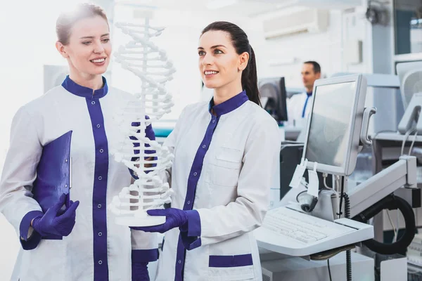积极高兴的女性在实验室工作 — 图库照片