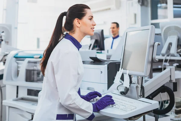 Asistente de laboratorio atento que trabaja en la computadora — Foto de Stock