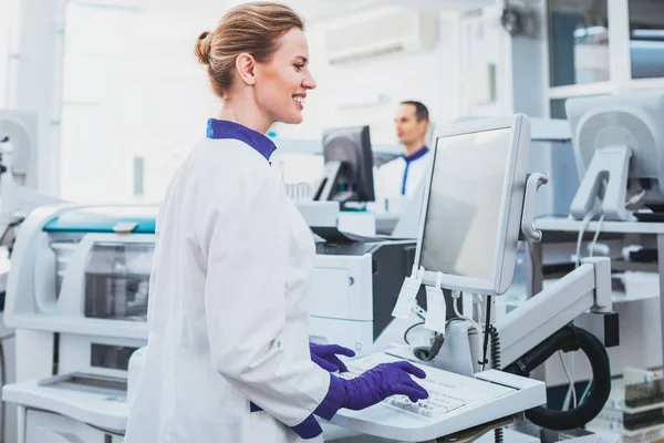 Mutlu sağlık alt deney yapıyor