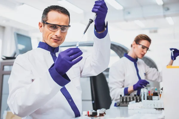 Attentive researcher doing paternity test — Stock Photo, Image