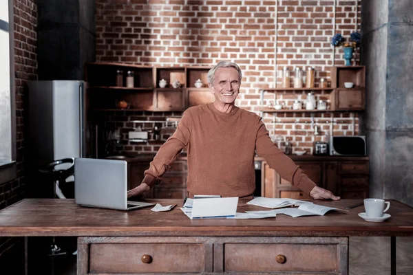 Belle personne masculine debout dans son cabinet — Photo