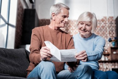 Çekici sarışın kocası kucaklayan