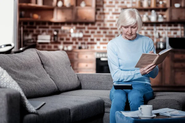 Uważny blond kobieta, patrząc na suma cyfr — Zdjęcie stockowe