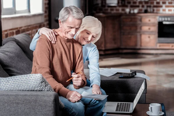 Attraktiv kvinna som pekar på att räkna — Stockfoto