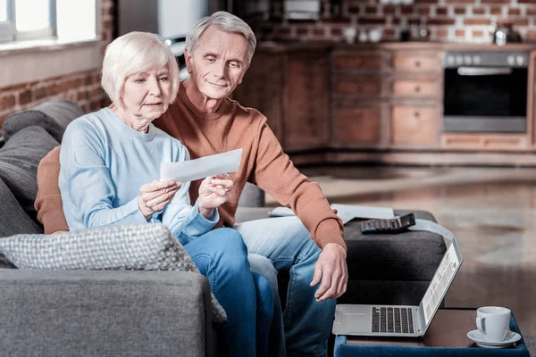 Attente volwassen mensen kijken naar bill — Stockfoto