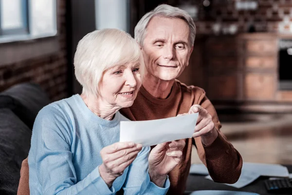 Porträt einer hübschen Blondine, die Zeit mit ihrem Mann verbringt — Stockfoto