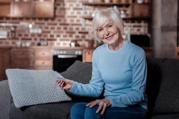 Glad blondin innehav bill för el — Stockfoto