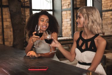 Şarap zevk ve hikayeleri paylaşımı neşeli arkadaşları