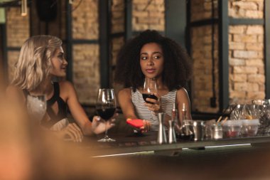 Hoş genç kadınlar şarap tadını çubuk