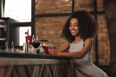 Mesajı aldıktan sonra gülümseyerek petite kıvırcık kadın