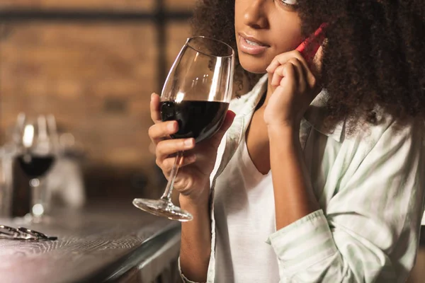 Elegant ung kvinna prata telefon och dricka vin — Stockfoto