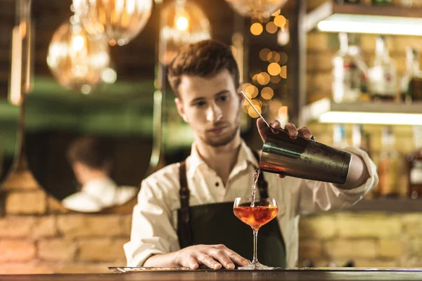 Trevliga unga bartendern blanda en cocktail — Stockfoto