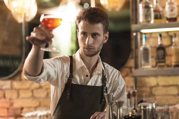 Mladí profesionální barman kontrola barevný koktejl — Stock fotografie