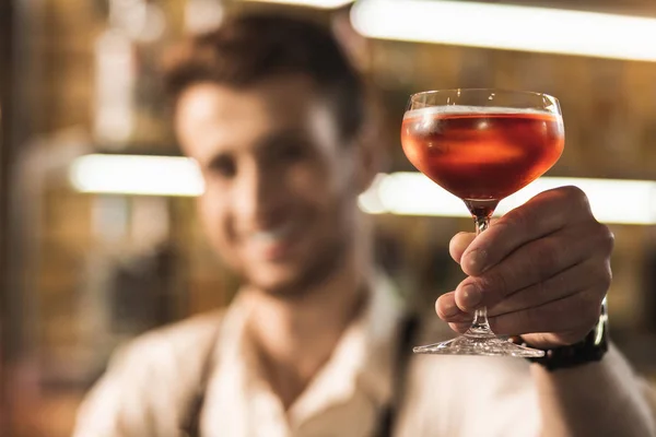 Lächelnder junger Mann mit Glas mit Cocktail — Stockfoto