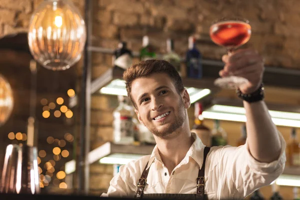 Joyeux jeune barman étant satisfait de la qualité du cocktail — Photo