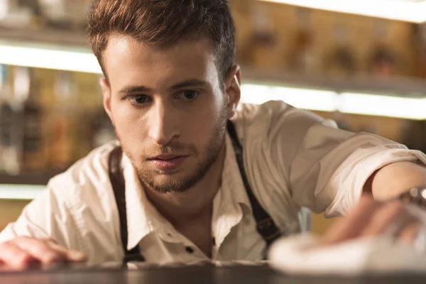 Güzel genç barmen, temizlik bar sayacı kontrol — Stok fotoğraf