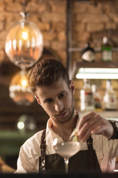 Hoş profesyonel barmen süsleyen kokteyl — Stok fotoğraf