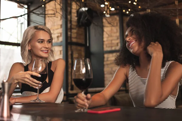 Ζωντανή Συζήτηση Γοητευτικό Θηλυκό Φίλους Πίνοντας Κρασί Και Κουβεντιάζοντας Ενώ — Φωτογραφία Αρχείου