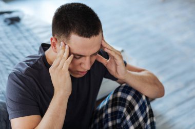 Mutsuz adam başını tutan