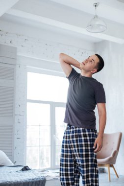 Meşgul adam tavana bakarak