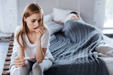 Onun hamilelik testi tutan meşgul kadın