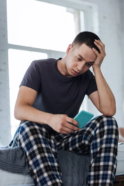 Boos man op zoek naar zijn telefoon — Stockfoto