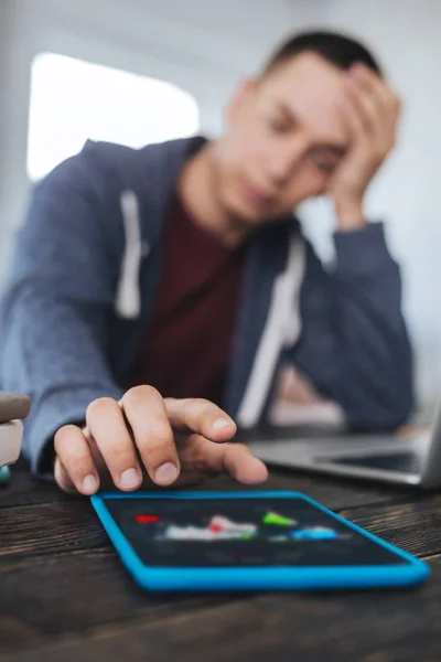 Trieste man aan te raken zijn telefoon — Stockfoto