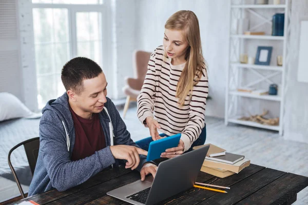 Ernsthafte Frau hält ihr Tablet in der Hand — Stockfoto