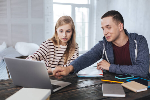 Решительные студенты, работающие над проектом
