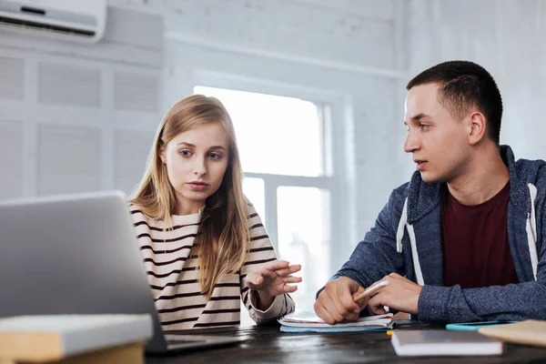 Poważnych studentów pracuje nad projektem — Zdjęcie stockowe