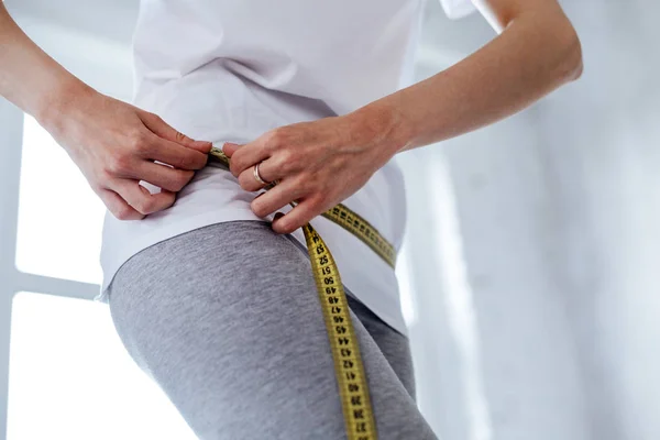 Slanke vrouw haar taille meten — Stockfoto