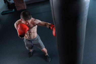 Spor salonunda egzersiz çekici jacked adam