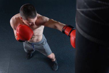 Kum torbası ile çalışkan steroid atletik erkek