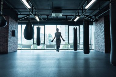 İp atlama sarışın fitness eğitmeni
